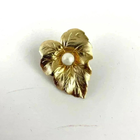 VTG Sarah Coventry Gold Tone Pearl Center Leaf Brooch Leaves Pin Signed Jewelry - Picture 8 of 8
